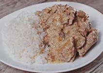 Svinjsko meso u sosu od pavlake i kiselih krastavaca