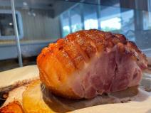 Slavska šunka glazirana medom i marmeladom od breskve