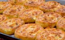 Domaće pecivo sa dve vrste sira