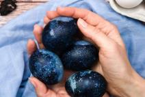 Farbanje jaja hibiskusom