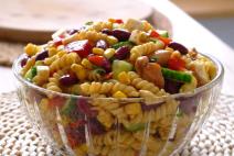 Obrok salata sa belim mesom i makaronama