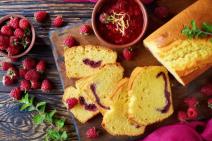 Šareni kolač sa malinama