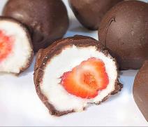 Čokoladne kuglice od kokosa punjene jagodama