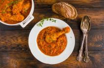 pečeno pile sa crvenim sočivom