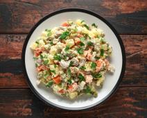 šarena obrok salata sa graškom, šunkom i sirom