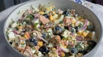 Osvežavajuća salata sa tunjevinom fetom i maslinama