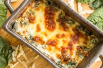 Kaserola od piletine i spanaća zapečena u belom sosushutterstock