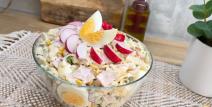 Prolećna obrok salata sa makaronama, kuvanim jajima i rotkvicama