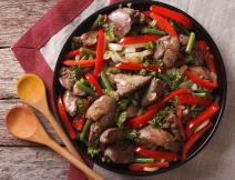 Pileća džigerica sa lukom i crvenom paprikom