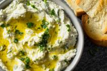 Viralni letnji namaz sa feta sirom i belim lukom koji svi prave - recept od 4 sastojka
