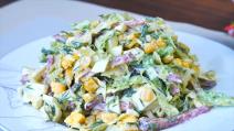 Obrok salata sa kuvanim jajima, kupusom i kobasicama