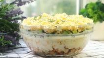 Slojevita pileća salata sa krastavcima i sirom