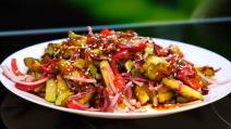 Salata sa prženim tikvicama, paprikom i lukom
