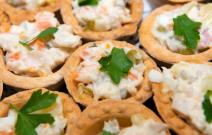 Slane korpice sa ruskom salatom