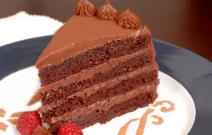 Čokoladna Ana torta na tanjiru