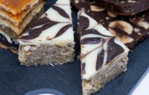 Bela bajadera na tacni sa drugim sitnim kolačima