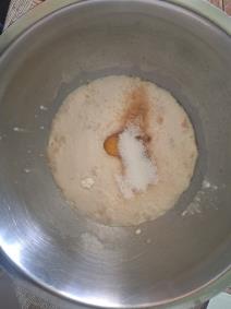 Aktiviran kvasac sa šećerom, brašnom, jajetom i vanil šećerom za  štrudlu sa makom u činiji