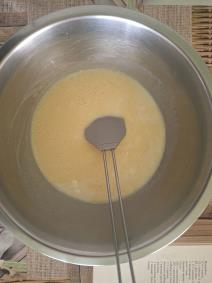 Aktiviran kvasac sa šećerom, brašnom, jajetom i vanil šećerom i mlekom za  štrudlu sa makom u činiji