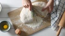 Sečenje testa na dasci sa brašnom