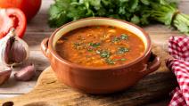 Posna čorba sa crvenim sočivom u činiji