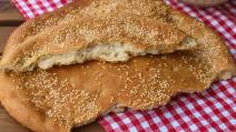 Lagana - grčka pogača sa susamom na kariranom stolnjaku