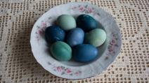 Plava jaja na tanjiru na heklanom stolnjaku