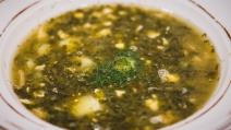 Čorba od koprive u belom tanjiru