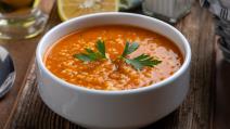 Turska čorba sa crvenim sočivom u beloj činiji sa peršunom