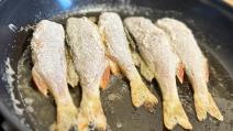 Prženje ribe u tiganju