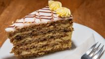 Esterhazi torta na tanjiru sa viljuškom