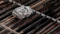 Čišćenje roštilja aluminijumskom folijom