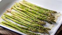 Špargle na belom tanjiru