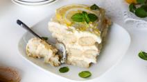Tiramisu sa limunom na tanjiru na stolu sa limunom i nanom