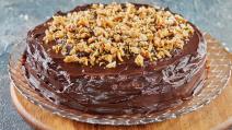 Čokoladna torta posuta orasima