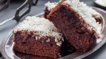 Čokoladne kokos kocke na metalnom tanjiru