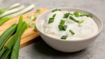 Siriluk salata sa mladim lukom u činiji na stolu