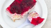 straćatela kocke sa višnjama na belom tanjiru sa kašikom