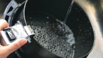 Pranje air fryera pod vodom