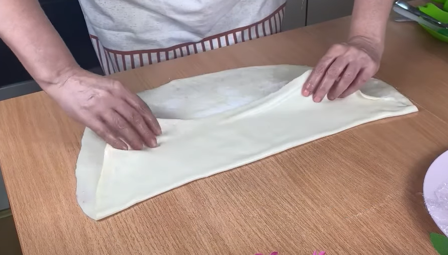 Recept za pitu koja liči na burek kako se razvlači testo