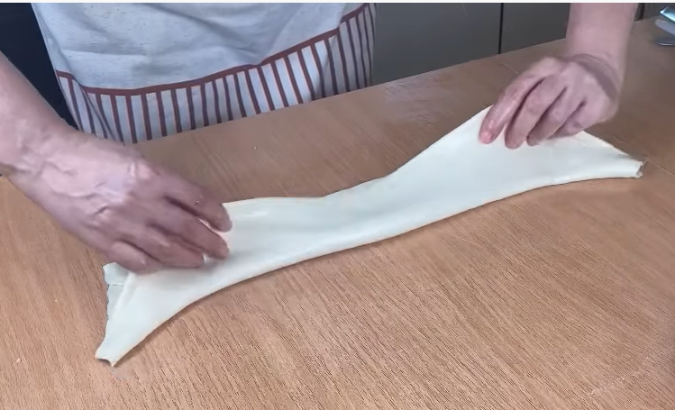 Recept za pitu koja liči na burek kako se razvlači testo