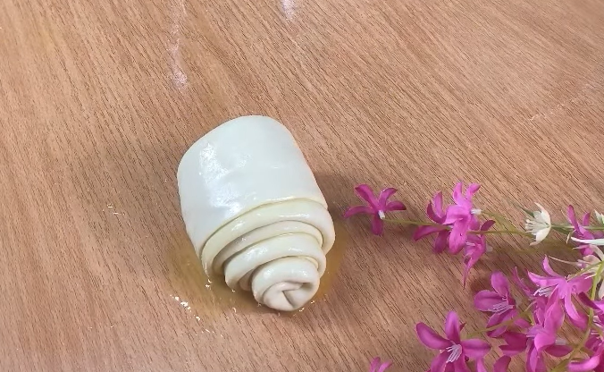 Recept za pitu koja liči na burek kako se razvlači testo