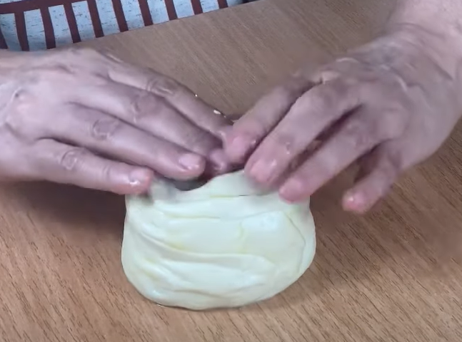 Recept za pitu koja liči na burek kako se razvlači testo