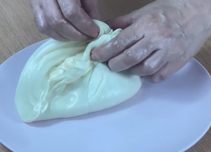 Recept za pitu koja liči na burek kako se razvlači testo