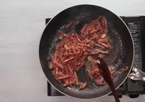 Domaće makarone u kremastom sosu, šunka