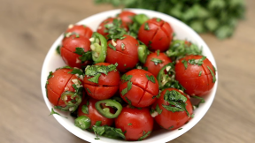 paradajz salata sa ljutim papričicama.png