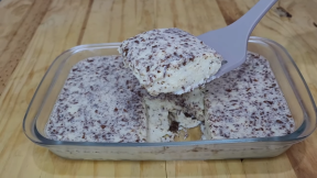 Mlečni beli kolač sa rendanom čokoladom