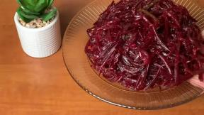 Salata sa kiselim krastavcima i cveklom.jpg