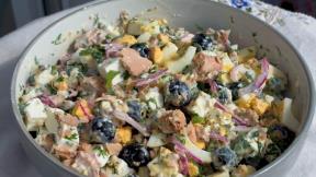 Osvežavajuća salata sa tunjevinom fetom i maslinama