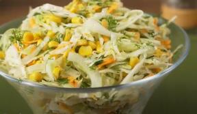 Osvežavajuća salata sa kupusom i kukuruzom u senf sosu