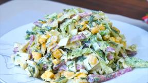 Obrok salata sa kuvanim jajima, kupusom i kobasicama